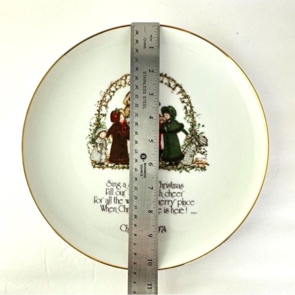 Holly Hobbie Commemorative Edition 10 Inch Porcelain Christmas Plate 1974 - Picture 3 of 4